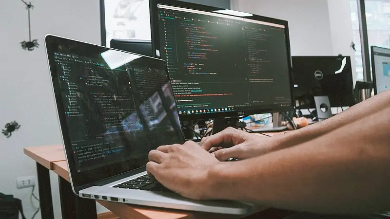 dieses Bild zeigt jemanden der an einem Laptop arbeitet. Es soll ein Beispiel sein, wie man einen Penetrationstest durchführt.